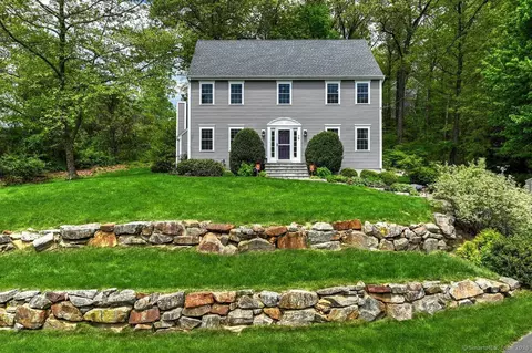 79 Sunnycrest Rd, Trumbull, CT 06611