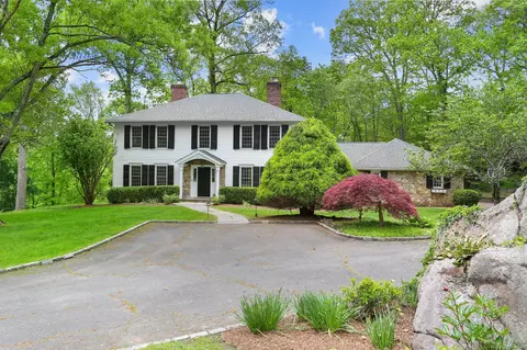 108 Canfield Dr, Stamford, CT 06902