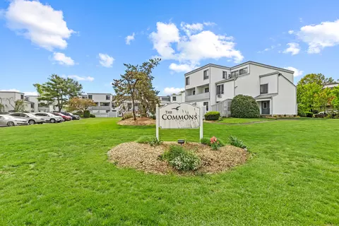 18 Hamre Ln #B, Branford, CT 06405
