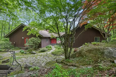 61 Stony Brook Rd, Middlebury, CT 06762