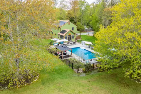 27 School House Hl, Burlington, CT 06013
