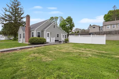 18 Summer St, Waterford, CT 06385