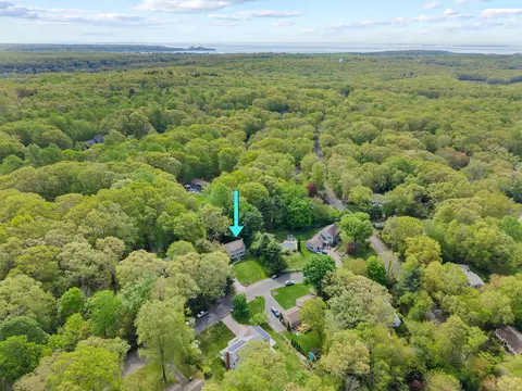 5 Willow Ln, East Lyme, CT 06333