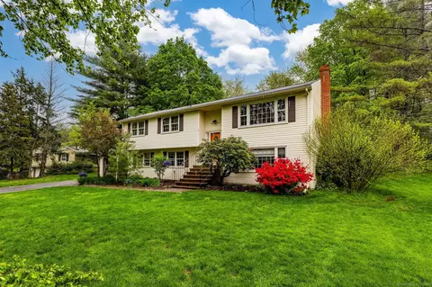 1 Meadowview Ln, Bloomfield, CT 06002