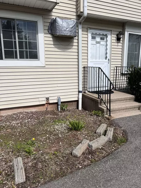 161 Cynthia Ln #E8, Middletown, CT 06457