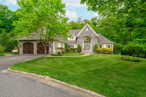 34 Avalon Dr, Middlebury, CT 06762