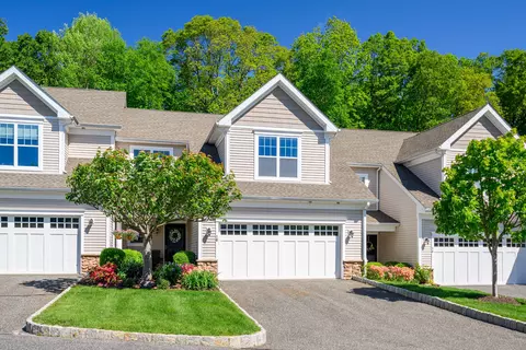 18 Brookside Ct #18, Newtown, CT 06470