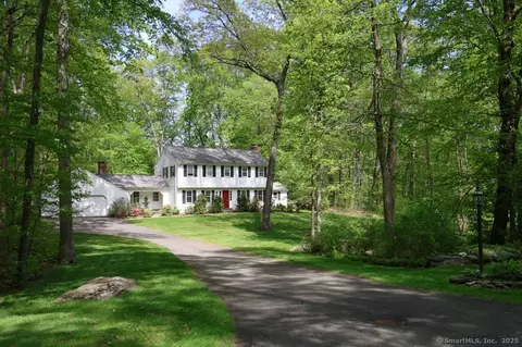 7 Indian Trl, Woodbridge, CT 06525
