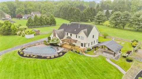 94 Cooks Ln, Guilford, CT 06437