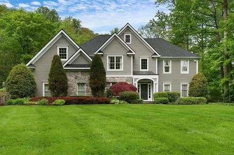 10 Misty Brook Ln, New Fairfield, CT 06812