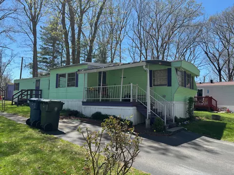 28 Fairway Dr, Windham, CT 06256