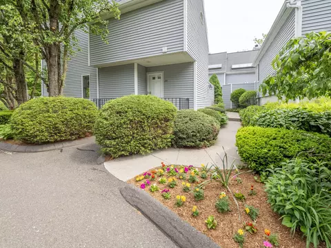 24 Wilton Crst #24, Wilton, CT 06897