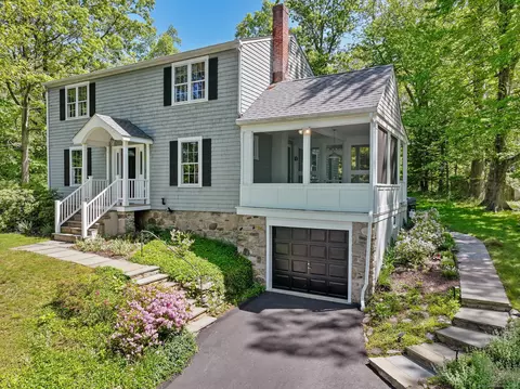 24 Richards Ln, Norwalk, CT 06851