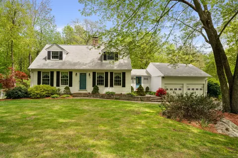 27 Pires Dr, Oakdale, CT 06370