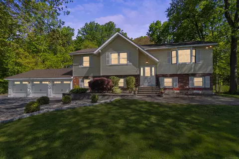 14 Fleetwood Dr, New Fairfield, CT 06812