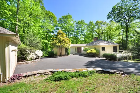 4 High Ledge Rd, Bloomfield, CT 06002