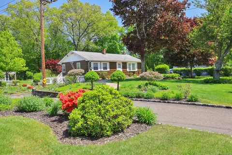 31 Hemlock Dr, Southington, CT 06489