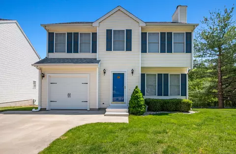 57 Lucy Cir #57, Wallingford, CT 06492