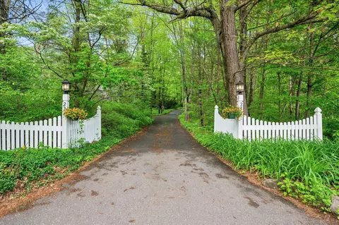 272 Stratton Brook Rd, Simsbury, CT 06092