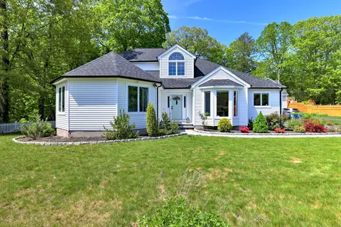 52 Robin Hill Ln, Hamden, CT 06518