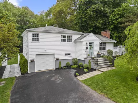 124 Killian Ave, Trumbull, CT 06611