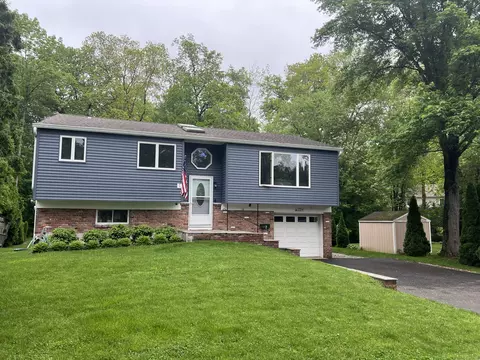 32 Regent Ct, Stamford, CT 06907