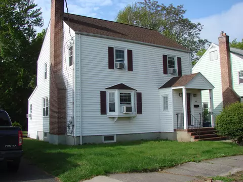 566 Savoy St, Bridgeport, CT 06606