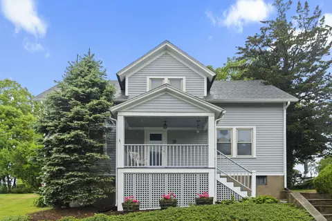9 Grove St, Clinton, CT 06413