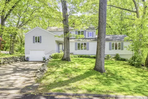 39 Falmouth Rd, Fairfield, CT 06825