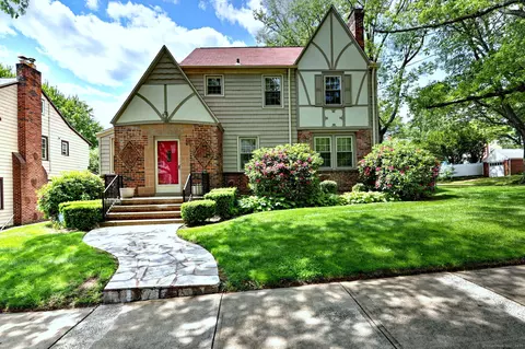 166 Roydon Rd, New Haven, CT 06511