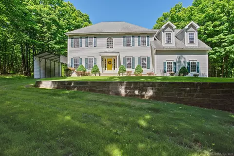81 Red Barns Rd, Guilford, CT 06437