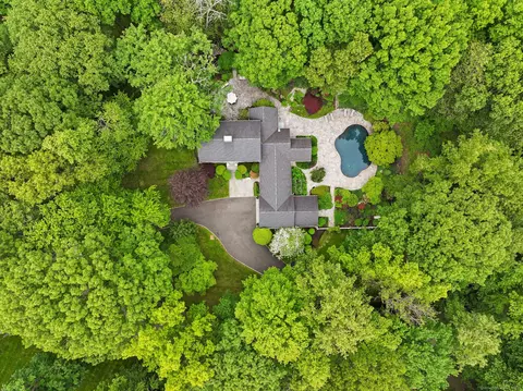 33 Carrington Dr, Stamford, CT 06903