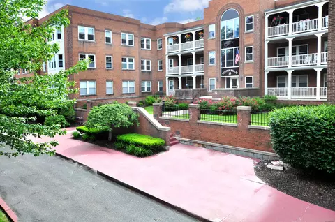 15 Highland St #106, West Hartford, CT 06119