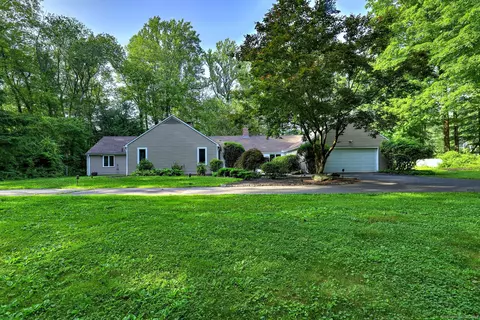 3 Wolf Tree Dr, Woodbridge, CT 06525