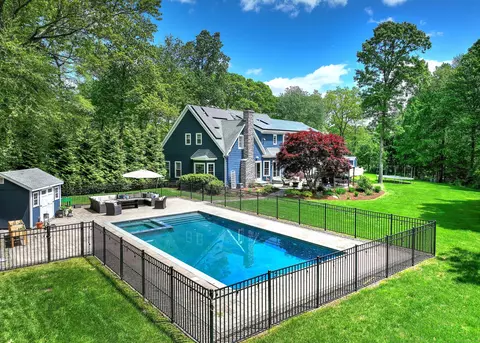 10 Grove Hill Rd, Woodbridge, CT 06525