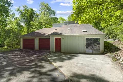 190 Old Colchester Rd, Quaker Hill, CT 06375