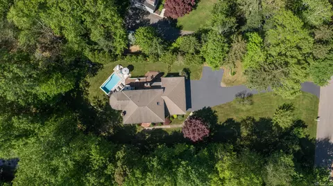 3 Inwood Ln, Woodbury, CT 06798