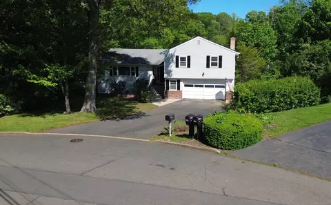 19 Arrowhead Ln, Branford, CT 06405