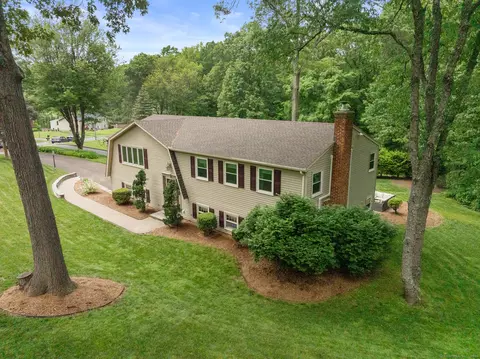 39 Pattonwood Dr, Southington, CT 06489