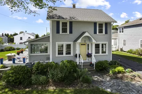 15 Attawan Ave, Niantic, CT 06357