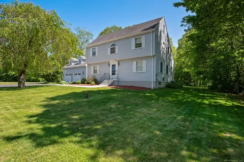 10 Colonial Dr, Clinton, CT 06413