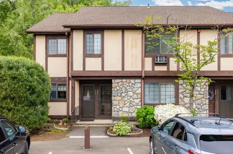 202 Foxwood Ln #202, Milford, CT 06461