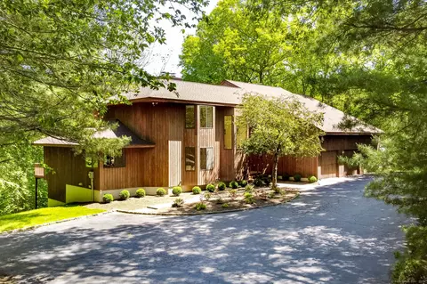 17 Walker Ln, Weston, CT 06883