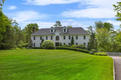 10 Easton Heights Ln, Easton, CT 06612