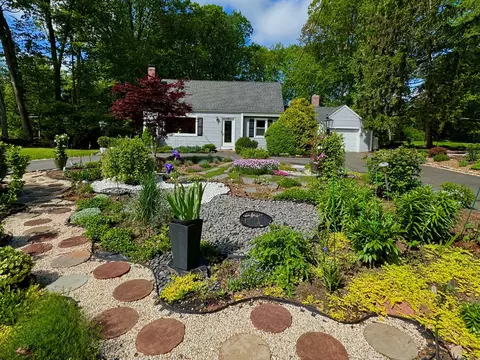 1 Russell Ln, Simsbury, CT 06070
