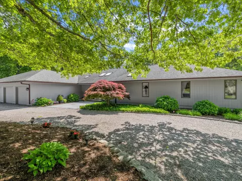 17 Westwood Dr, Waterford, CT 06385