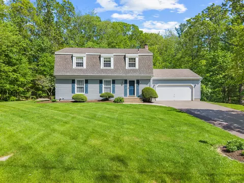 14 Robin Hood Dr, Gales Ferry, CT 06335