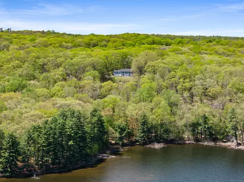 24 Newtown Tpke, Redding, CT 06896