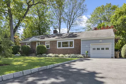 34 Hazelwood Ln, Stamford, CT 06905