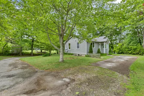 2 Lakeview Cir, Niantic, CT 06357